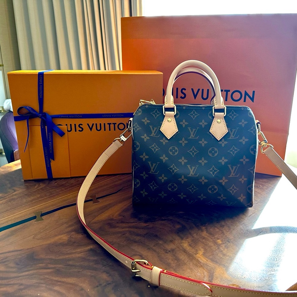 100% Auth Louis Vuitton Monogram Speedy 25 Excellent. Strap, box, lock and key